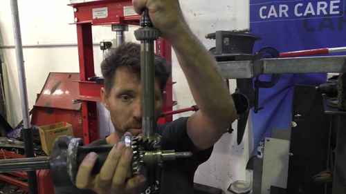 拆卸舷外机的传动轴