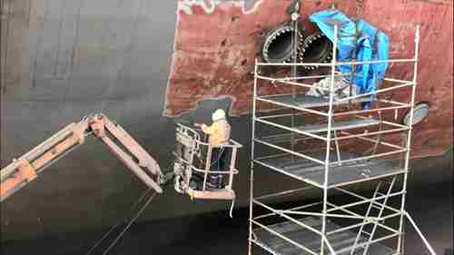 对船体进行喷砂处理