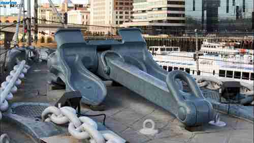 海上大型船只抛锚过程