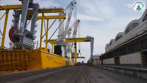 重货船是如何装卸货物的