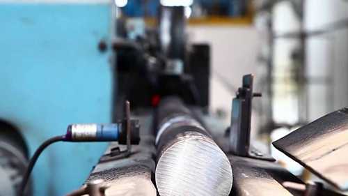 工作中的锻造机