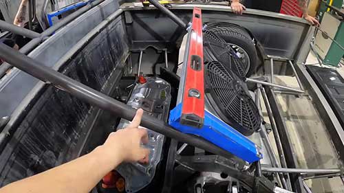 为电动汽车安装散热器