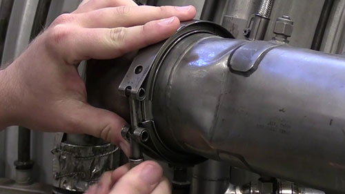 给发动机安装V频带卡箍