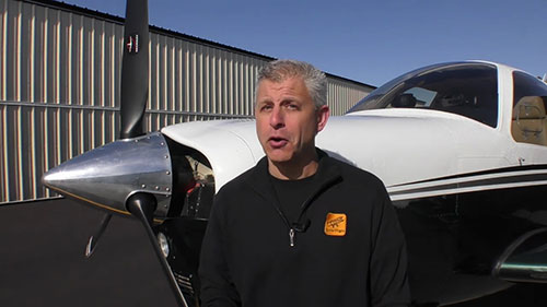 检修飞机发动机