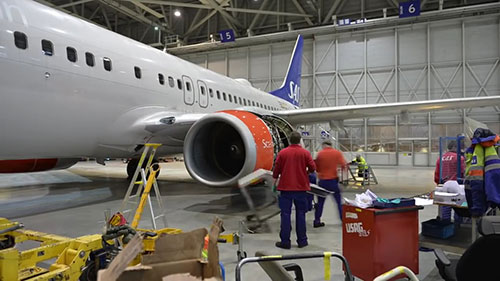 更换飞机发动机 