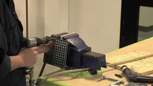 给飞机安装铆钉