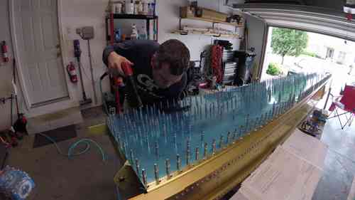 左翼翼顶蒙皮铆接