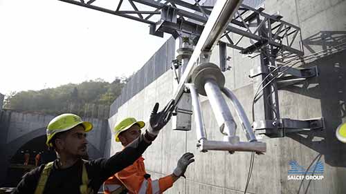 铁路电气化：架设架空接触线