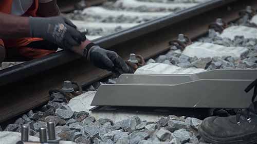 第三轨供电装置