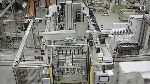 机器人自动化装配发动机