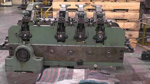 使用级进冲压模制造汽车线材端子