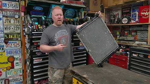 修理汽车散热器漏液故障