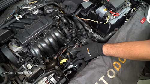 更换大众发动机节温器2