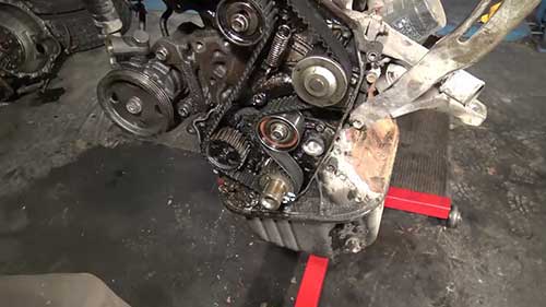 更换丰田汽车水泵2