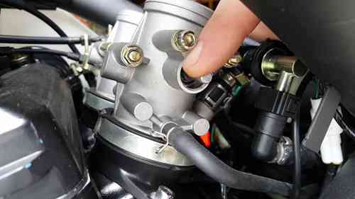 安装新节气门位置传感器