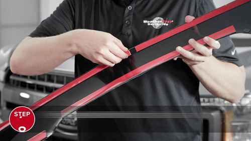 安装引擎盖保护罩