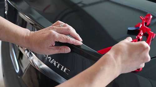 如何安装后扰流板