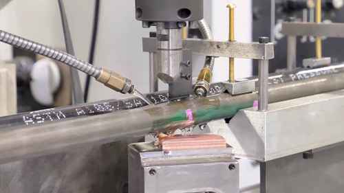 电蚀作用产生凹痕