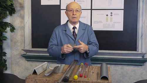 小孔电火花加工原理