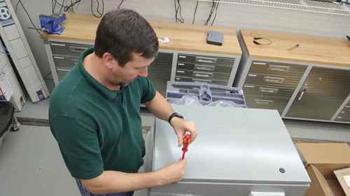 将控制面板安装到电气箱壳体