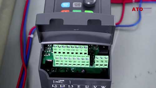 用速度电位器控制变频器频率