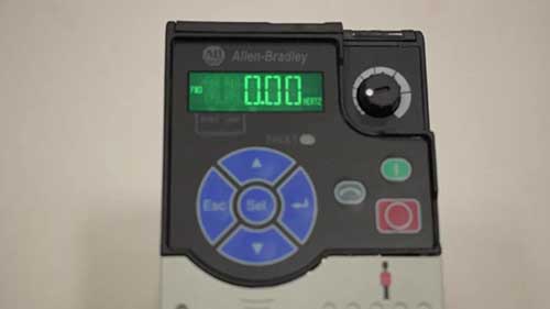 如何在变频器上设置电机参数