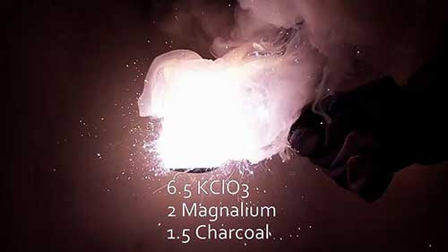 烟花中的蓝色火焰