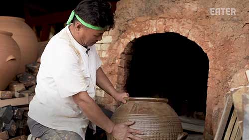 陶艺大师如何用传统方法制作巨型泡菜瓮