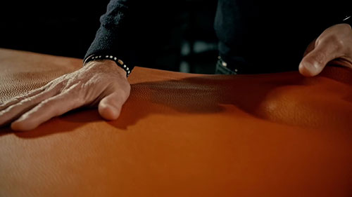 意大利工匠制作皮包