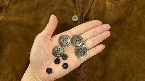 如何在皮革或麂皮大衣上缝制纽扣