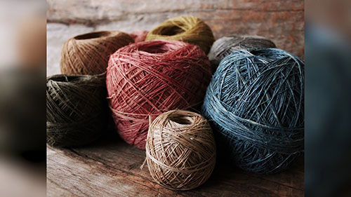 和日本阿伊努人一起用树皮做布料