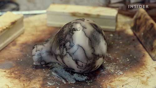 美国土著陶艺家制作马毛陶器的传统