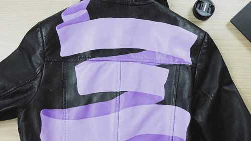 在皮夹克上绘制图案