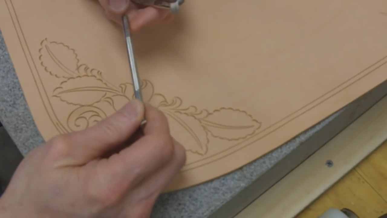 如何在皮革上雕刻花纹