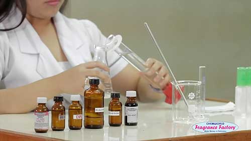 凯沃德香料厂：香水制造车间