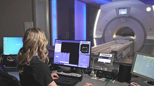 腹部磁共振扫描