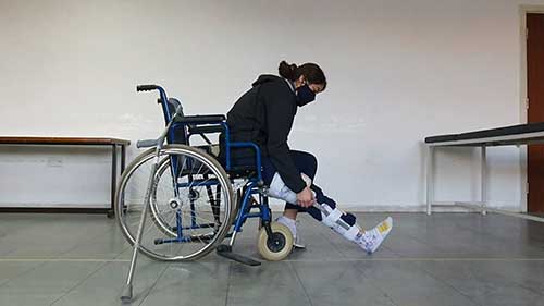 佩戴膝踝足矫形器时如何起身站立