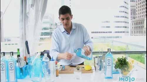 调制金桑格利亚鸡尾酒