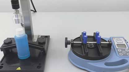 用瓶盖扭矩测试仪校准旋盖机