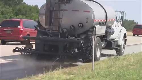 雾封层养护高速公路路肩