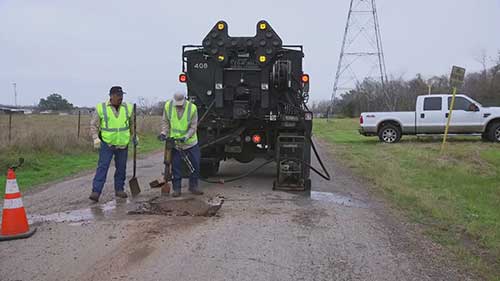 路面坑洞的原因及治理方法