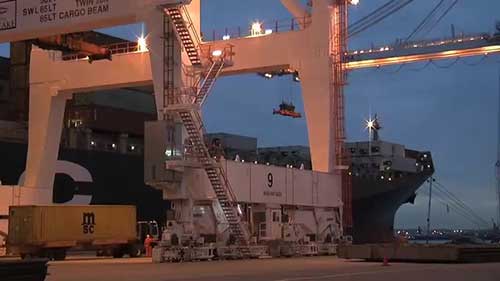 美国巴尔的摩港的集装箱货物和起重机