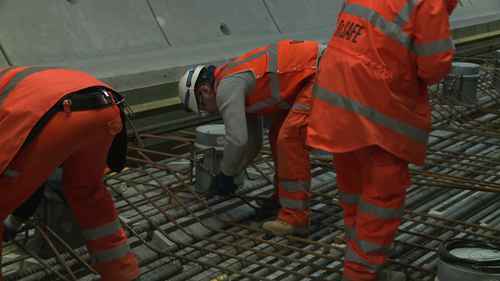 在巴比肯地下安装浮动轨道