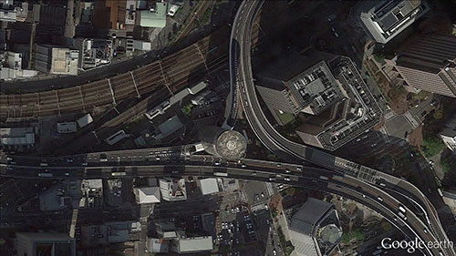 穿过大楼的高速公路