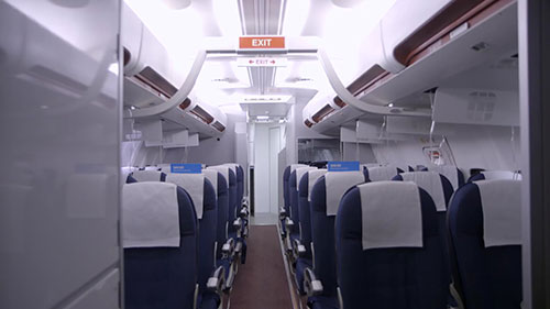 空乘人员学习如何处理机上紧急情况