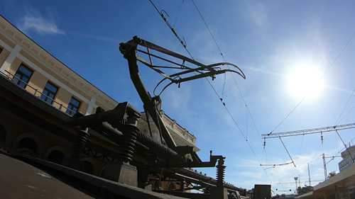 高速运行中的受电弓和架空接触网