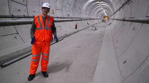 安装Crossrail的轨道系统