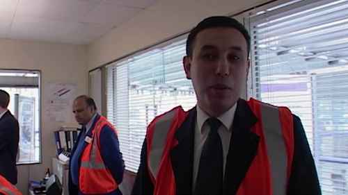 极右翼团体登上列车怎么办？