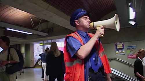 伦敦地铁上人满为患