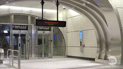 电梯和自动扶梯的维护人员做什么？